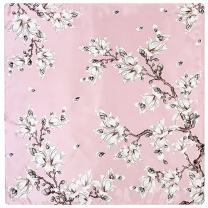 Dettaglio di un foulard di seta rosa con elegante stampa floreale di magnolia bianca e trama