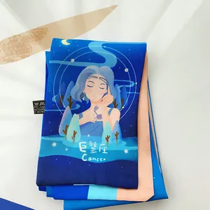 Dettaglio del foulard in seta del segno del Cancro che mostra tessuto ed etichetta