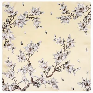 Dettaglio macro di sciarpa in seta con stampa magnolia su tessuto beige