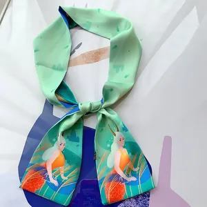 Dettaglio di sciarpa in seta verde menta con illustrazioni Capricorno e twill