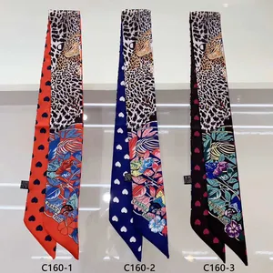 Trois foulards en soie imprimé léopard et cœur pour sacs à main et coiffures