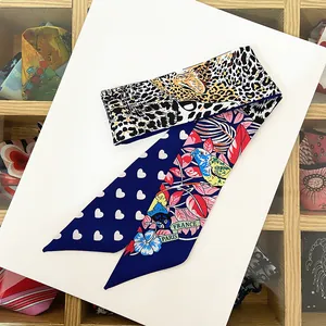 Foulard étroit en soie avec imprimé léopard et motif floral tropical marqué Paris