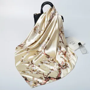 Sciarpa in seta champagne con stampa di magnolia drappeggiata su borsa nera