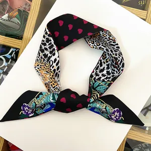 Détail du foulard Twilly avec motifs léopard et cœurs et inscription France Paris