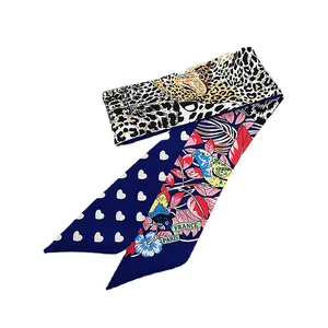 Foulard en soie imprimé léopard et cœurs pour poignées de sac et coiffures