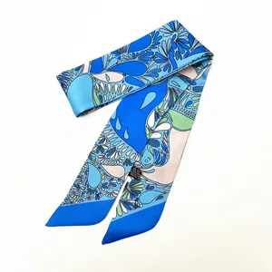 Makro-Detail des blauen Paisley-Twilly-Schals mit sauberer Naht und Polyester-Textur