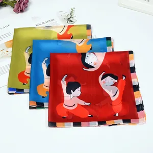 Drie kleurrijke zijden sjaals met cartoon vechtsport prints en geometrische randdetails