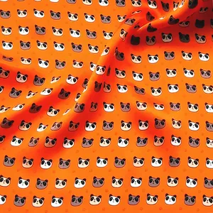 Oranje zijden sjaal met schattige panda-patronen en een gladde satijnen textuur