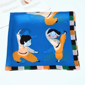 Detail van een blauwe zijden sjaal met dansende meisjes en een geometrische rand