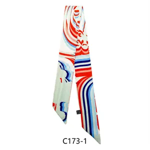 Dettaglio di un foulard twilly in seta con motivi geometrici a onde rossi, bianchi e blu