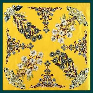 Pañuelo de seda amarillo de 90 cm con estampados de lirios y borde verde oscuro