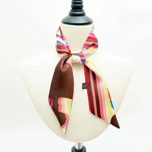 Piccolo foulard in poliestere con strisce colorate annodato su un manichino bianco