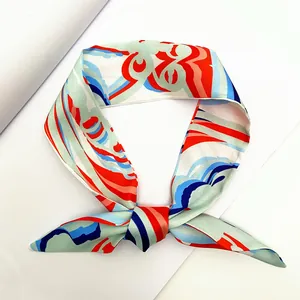 Foulard sottile in seta con righe astratte e motivi colorati annodato a fiocco