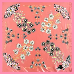 Pañuelo cuadrado de seda rosa coral de 90cm con elegantes lirios blancos y flores