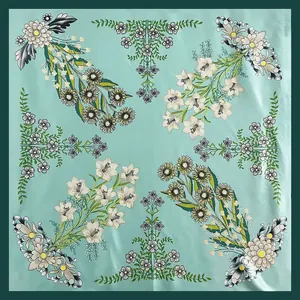 Pañuelo cuadrado de seda azul cielo con estampados de lirios blancos y borde verde