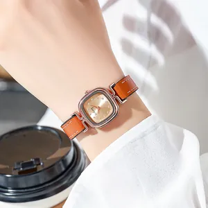 Orologio al quarzo vintage da donna con cassa quadrata e cinturino in pelle marrone