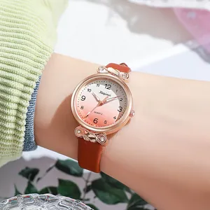 Montre à quartz pour femme avec boîtier en or rose et bracelet en cuir marron