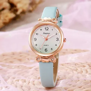 Détail d'une montre femme avec bracelet en cuir bleu et cornes serties de strass dorés