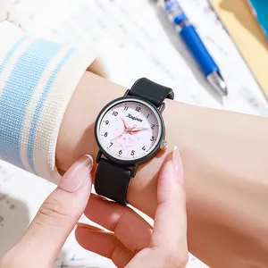 Détail d'une montre enfant avec cadran lapin rose et bracelet noir souple