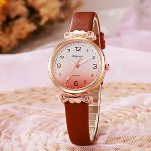 Gros plan d'une montre or rose avec nœud scintillant et bracelet en cuir marron