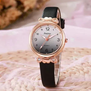 Montre quartz élégante pour femme en or rose avec bracelet en cuir noir et détails strass