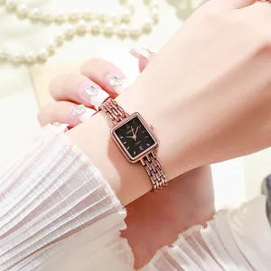 Elegante orologio al quarzo quadrato oro rosa con cinturino a catena e quadrante nero chic