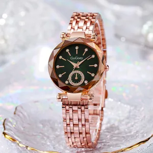 Detail einer roségoldenen Uhr mit smaragdgrünem Sternenzifferblatt und Facettenglas