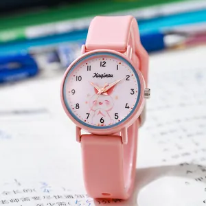 Détail d'une montre d'étudiant en silicone rose avec un lapin de dessin animé sur le cadran