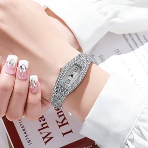Élégante montre ovale pour femme avec boîtier et bracelet en métal incrustés de diamants
