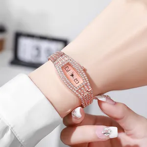 Montre tonneau élégante en or rose pour femme avec design pavé de strass étincelants