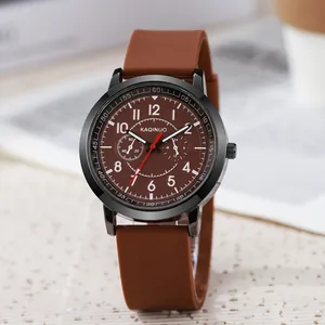 Dettaglio del cinturino in silicone marrone e della cassa in metallo nero dell'orologio sport