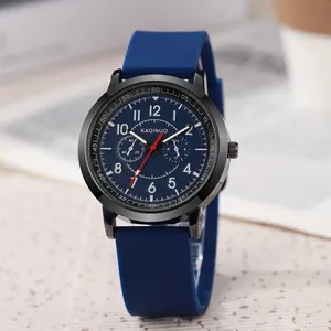 Vista dettagliata del cinturino in silicone blu e della cassa in metallo dell'orologio