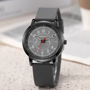 Dettaglio quadrante grigio orologio al quarzo con lancetta rossa e cinturino in silicone