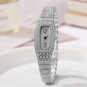 Montre tonneau luxueuse pour femme en argent avec bracelet et boîtier sertis de cristaux
