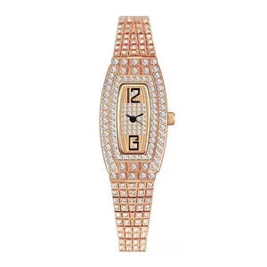 Montre élégante en or rose pour femme forme tonneau avec strass brillants et métal
