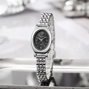 Detailansicht des silbernen ovalen Zifferblatts und Armbandes dieser Damenarmbanduhr