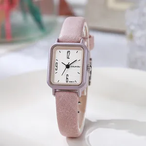 Montre à quartz carrée pour femme avec boîtier lilas et bracelet en cuir rose sur assiette