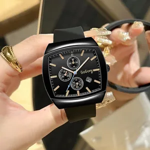 Detailopname van zwart vierkant modehorloge met gouden indexen en datumweergave