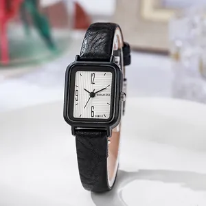 Montre carrée minimaliste pour femme avec bracelet en cuir noir et cadran gris texturé