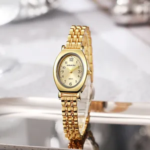 Nahaufnahme eines ovalen champagnerfarbenen Zifferblatts mit goldenem Gliederarmband