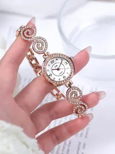 Nahaufnahme der roségoldenen Quarzuhr mit Strasssteinen und kristallbesetztem Armband