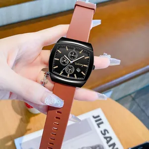 Detailopname van GoGoey horloge met zwarte kast en bruine siliconen horlogeband