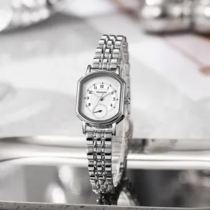 Detail einer silbernen Tonneau-Uhr mit weißem Zifferblatt und kleiner Sekundenanzeige
