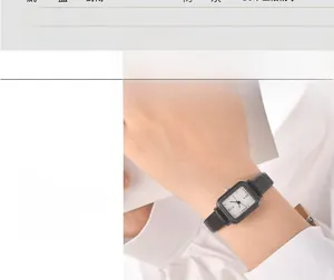 Détail d'un bracelet en cuir noir et d'un cadran de montre à quartz carré chic