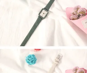 Détail de montres à quartz vintage avec bracelets en cuir vert foncé et blanc cassé