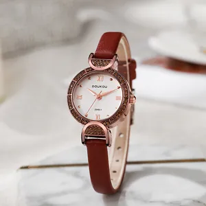 DOUKOU 3948-1 Uhr mit Roségoldgehäuse, Strasssteinen und braunem Lederarmband im Detail