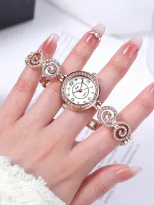 Detailaufnahme einer roségoldenen Armbanduhr mit diamantbesetzter Lünette und Spiralarmband
