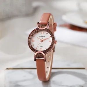 Nahaufnahme der roségoldenen Quarzuhr mit Kristallbesatz und rosa Lederarmband