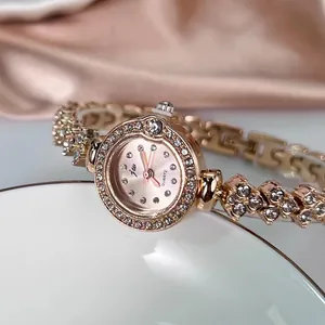Montre élégante pour femme en or rose avec bracelet en strass et cadran rond