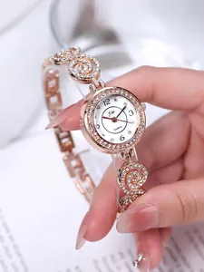 Detailansicht der JW Damenuhr in Roségold mit Strass und spiralförmigem Gliederarmband